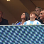 Antonela Roccuzzo y sus hijos, todos de azul, con la 10 de Messi y en el palco para ver Argentina vs Ecuador