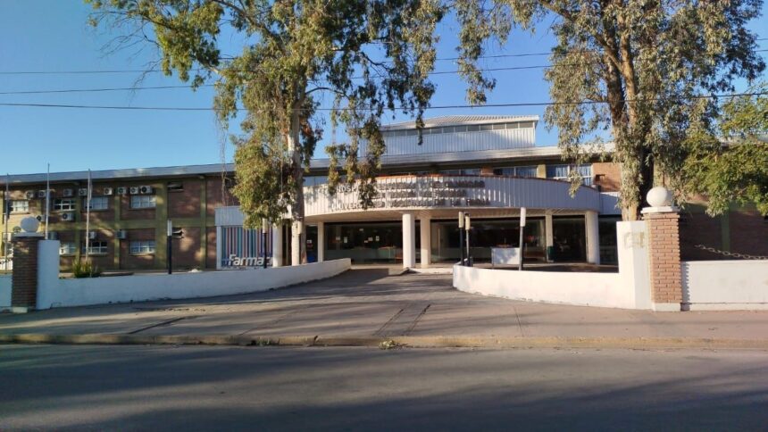 Puertas cerradas con cadenas y palos en el Hospital Virgen María de Fátima