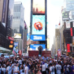 Banderazo argentino en Times Square, en la previa de Argentina vs. Canadá: la imagen que despertó la ira de los hinchas albicelestes