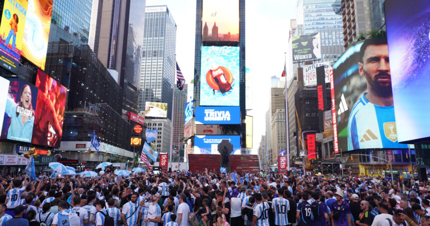 Banderazo argentino en Times Square, en la previa de Argentina vs. Canadá: la imagen que despertó la ira de los hinchas albicelestes