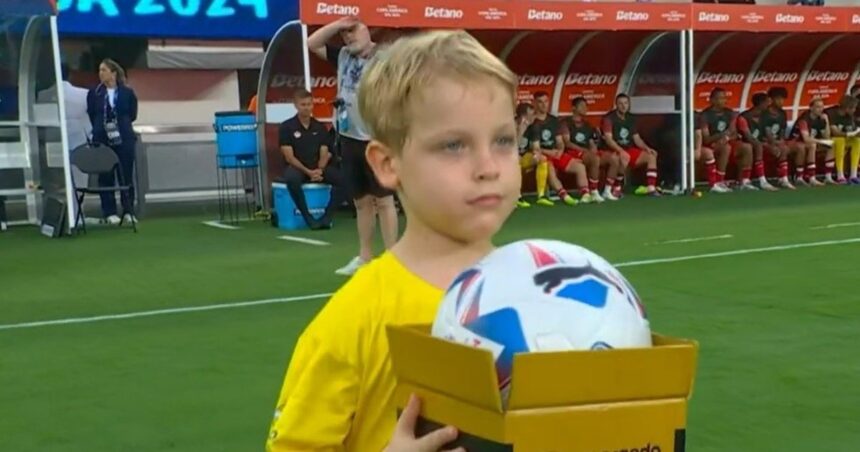 Mirko, un todoterreno: el hijo de Marley fue el encargado de llevar la pelota con la que jugaron Argentina y Canadá en Nueva Jersey