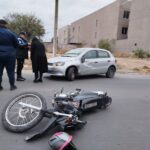 Intentó doblar en U y chocó con una motocicleta