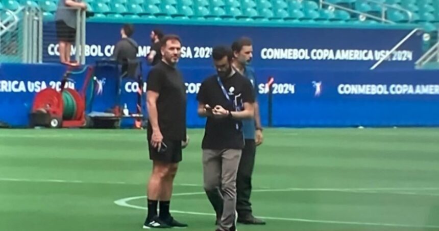 Alejandro Domínguez recorrió el campo de juego del estadio de la final después de las duras declaraciones de Marcelo Bielsa