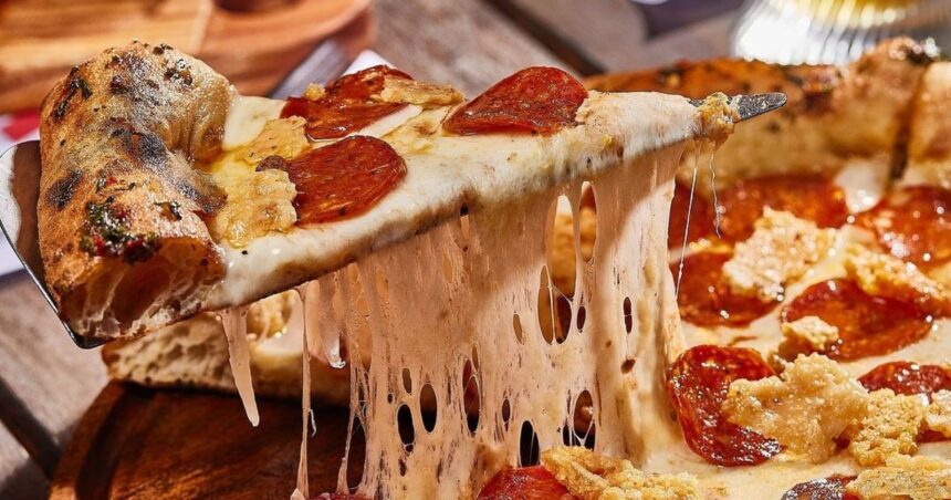 La cadena de pizzerías que festeja su aniversario con pizza al precio del año 2006: $ 26