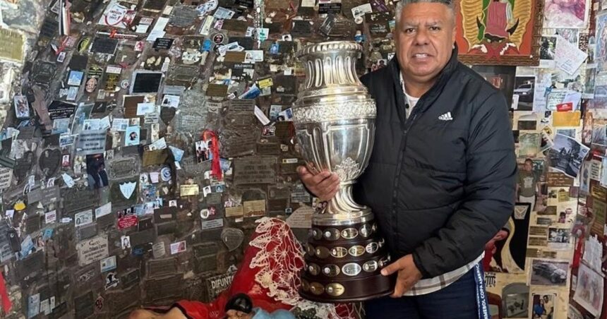 Chiqui Tapia cumplió una nueva promesa y le llevó el trofeo de la Copa América a la Difunta Correa en San Juan