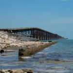 Cuál es el pueblo costero que se destaca por tener una de las playas más bellas del mundo