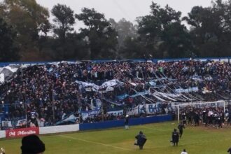 Una mujer murió baleada en una presunta emboscada de barras de Estudiantes de Buenos Aires a hinchas de Almagro