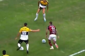 Brasil: un defensor pateó una segunda pelota para evitar un gol de Flamengo y provocó un fallo arbitral pocas veces visto