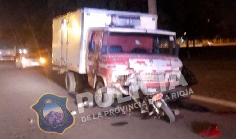 Un motociclista con serias lesiones por chocar con un camión estacionado