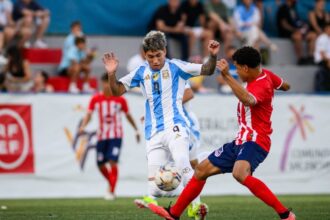 Torneo de L’Alcudia: la Sub 20 de Argentina le ganó a una versión de Brasil en rojo y blanco, y con escudo propio