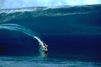 Olas gigantes, un “muro de calaveras” y una villa olímpica flotante: la lejana y exótica sede del surf en los Juegos de París 2024