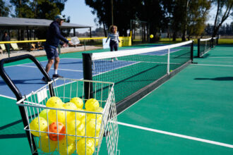 Qué es el pickleball, el deporte que según Novak Djokovic pone en jaque al tenis, es furor en Estados Unidos y ya pisa fuerte en Argentina