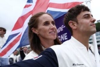 Tom Daley lo hizo de nuevo: recreó la escena más famosa de “Titanic” en medio de la ceremonia inaugural de los Juegos Olímpicos de París 2024