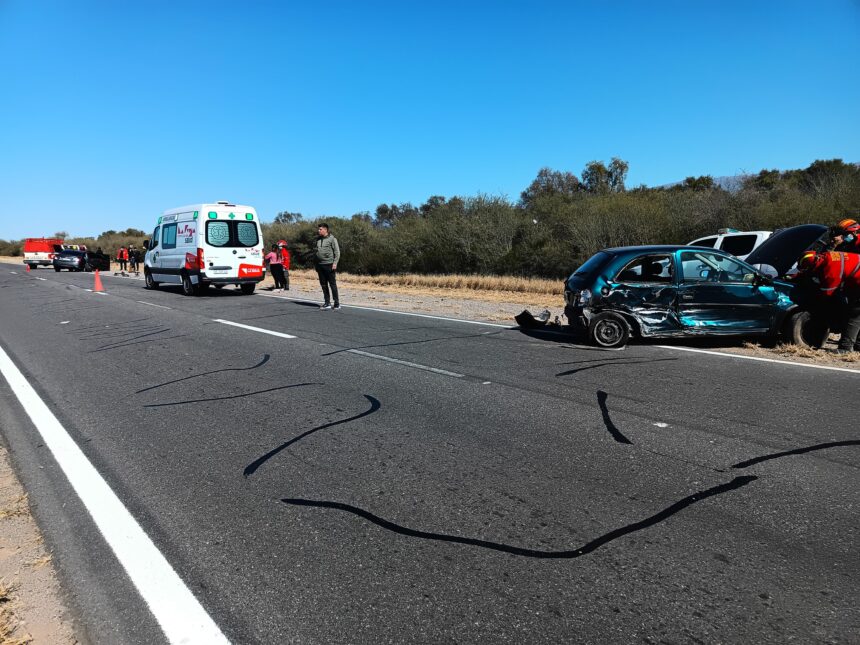 La Rioja: Automóvil intentó sobrepasar un camión y provocó un choque