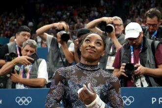 El regreso de Simone Biles a los Juegos Olímpicos: un imán con brillo propio en París 2024, un susto y el mismo poder que la hicieron la mejor gimnasta de todos los tiempos