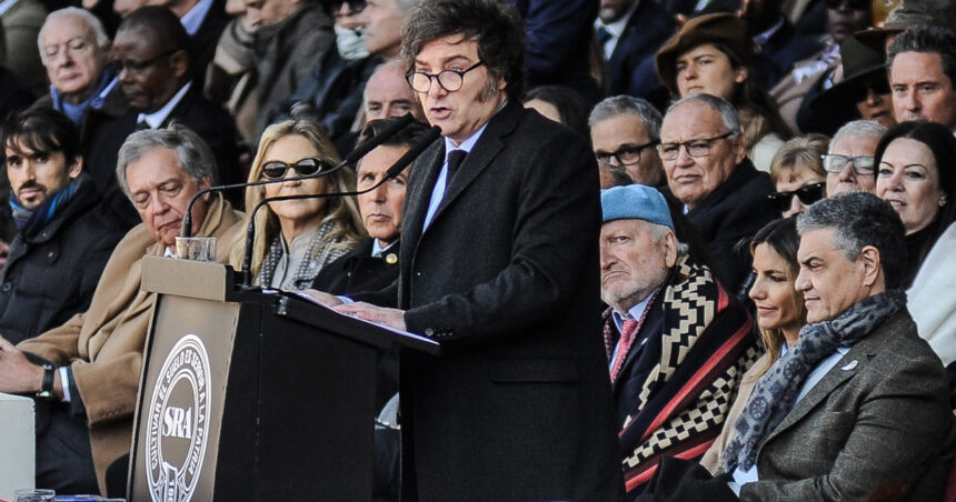 En La Rural, Javier Milei le prometió al campo que va a liberar el cepo y a quitar las retenciones cuando la economía se estabilice