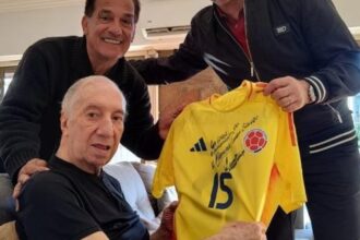 Néstor Lorenzo visitó a Carlos Bilardo y le regaló una camiseta de la Selección Colombia subcampeona de la Copa América