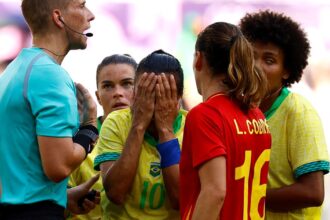 Marta se fue expulsada por una violenta patada en la cabeza a una rival, pero Brasil igual avanza en los Juegos Olímpicos París 2024