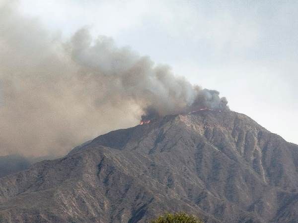 “El fuego está fuera de control” en Cerro de la Cruz: Por la fuerza del viento no volarán aviones hidrantes