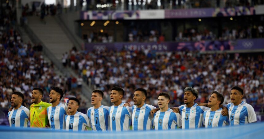 Fuerte abucheo al himno argentino antes del partido ante Francia: algunas sonrisas irónicas y aquel recuerdo de Maradona en Italia