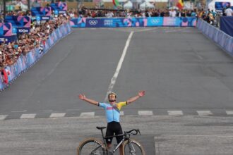 Evenepoel tuvo un problema inesperado a 4 kilómetros de la meta, pero igual ganó la prueba de ruta para hacer historia y ser bicampeón olímpico en París 2024