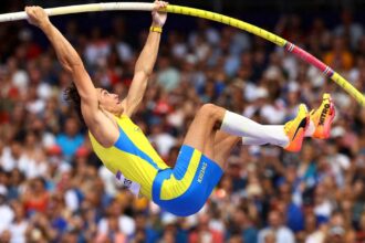 El enorme Armand Duplantis no dejó dudas en su debut y va por otro oro en salto con garrocha