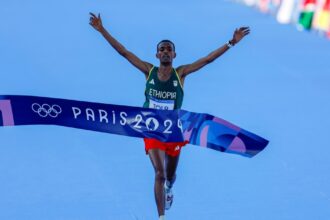 Cómo hizo Tamirat Tola, el último heredero de Abebe Bikila, para domar como ningún otro el “brutal” maratón de París 2024 y llevarse el oro con récord olímpico incluido