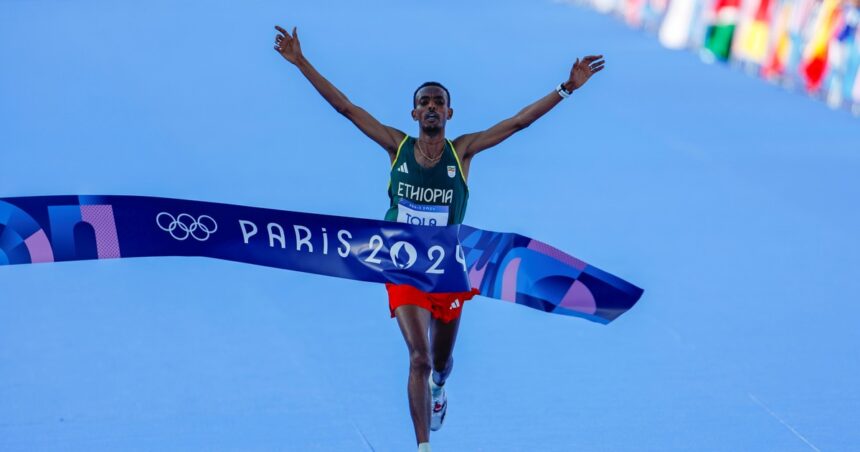 Cómo hizo Tamirat Tola, el último heredero de Abebe Bikila, para domar como ningún otro el “brutal” maratón de París 2024 y llevarse el oro con récord olímpico incluido