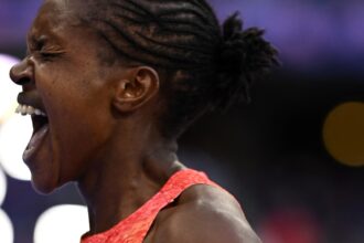 Faith Kipyegon se quedó con los 1.500 metros de París 2024 con récord olímpico y estableció una marca única en la historia de los Juegos