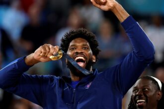 Joel Embiid se vengó de los abucheos de Francia al recibir su medalla en los Juegos Olímpicos, con todo el Dream Team como cómplices