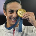 Juegos Olímpicos de París 2024: Imane Khelif, la campeona de boxeo apuntada por su género, entre la denuncia por ciberacoso y su ausencia como abanderada en la clausura