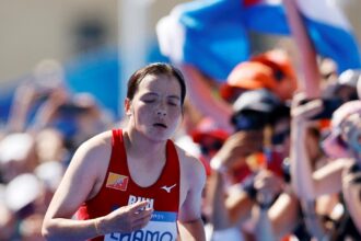 Kinzang Lhamo, la “Moussambani” de París 2024: corrió por primera vez un maratón y, como pudo, llegó una hora y media por detrás de Sifan Hassan