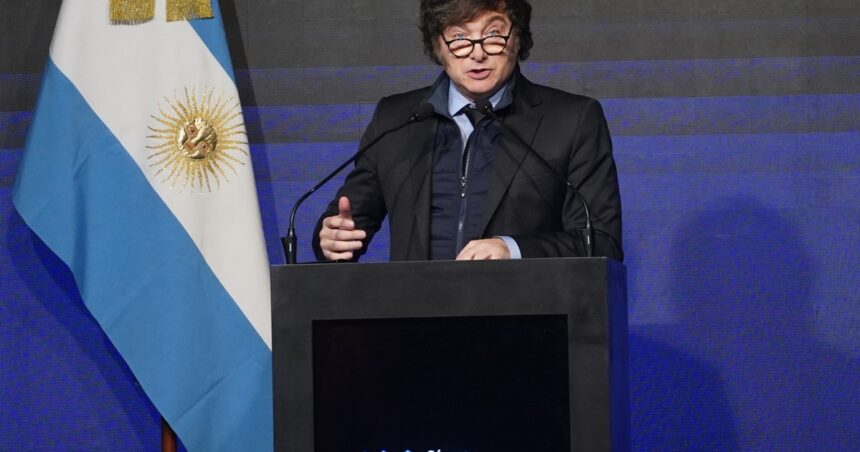 Javier Milei anunció que el país dejará de tomar nueva deuda y remarcó que no está dispuesto “a devaluar para arruinar a los argentinos”