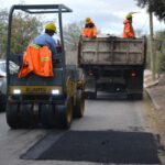 Comienzan las obras de bacheo en la calle Chuquisaca de La Rioja, una arteria clave para la ciudad