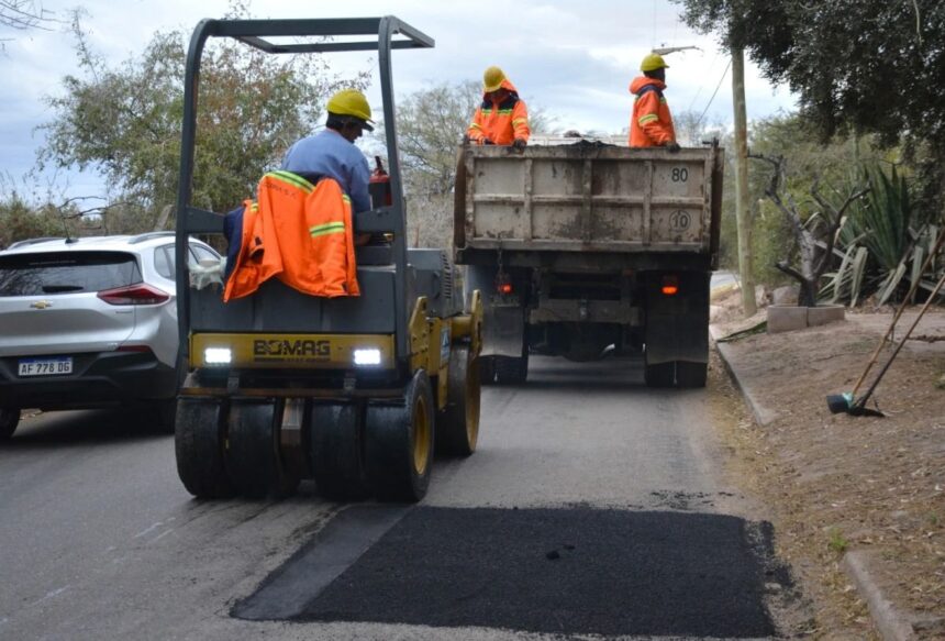 Comienzan las obras de bacheo en la calle Chuquisaca de La Rioja, una arteria clave para la ciudad