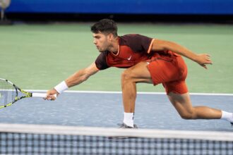 Carlos Alcaraz y un día de furia: destruyó su raqueta contra el cemento antes de perder con Gael Monfils en Cincinnati