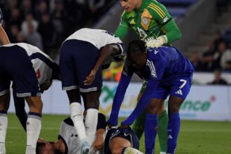 Preocupación en la Premier League: el ex Boca Rodrigo Bentancur se desplomó en el área tras recibir un golpe de cabeza