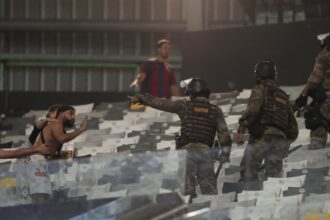 Otra brutal represión de la Policía de Brasil contra hinchas argentinos: palazos y gases lacrimógenos para San Lorenzo en Belo Horizonte