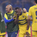 luis-advincula-y-una-expulsion-increible:-boca-quedo-con-10-jugadores-antes-del-minuto-en-el-duelo-contra-cruzeiro-en-belo-horizonte