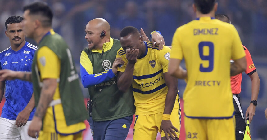 luis-advincula-y-una-expulsion-increible:-boca-quedo-con-10-jugadores-antes-del-minuto-en-el-duelo-contra-cruzeiro-en-belo-horizonte