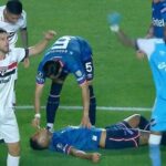 dramatico-momento-en-la-copa-libertadores:-un-defensor-de-nacional-de-uruguay-se-desplomo-en-brasil-y-lo-sacaron-en-ambulancia