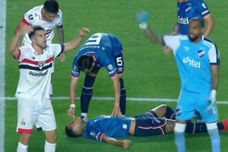 Dramático momento en la Copa Libertadores: un defensor de Nacional de Uruguay se desplomó en Brasil y lo sacaron en ambulancia