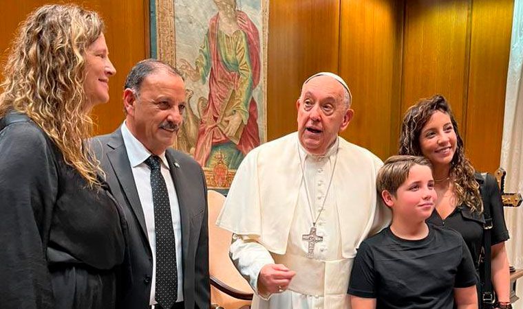 vaticano:-el-papa-francisco-recibio-al-gobernador-riojano,-ricardo-quintela-y-parte-de-su-familia