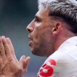 el-emotivo-gesto-de-jonathan-calleri-con-la-familia-de-juan-izquierdo,-el-jugador-de-nacional-de-montevideo-que-pelea-por-su-vida-en-brasil