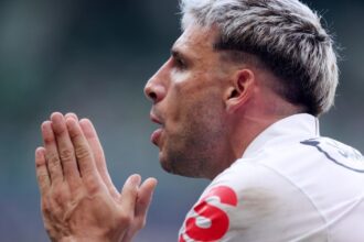 El emotivo gesto de Jonathan Calleri con la familia de Juan Izquierdo, el jugador de Nacional de Montevideo que pelea por su vida en Brasil