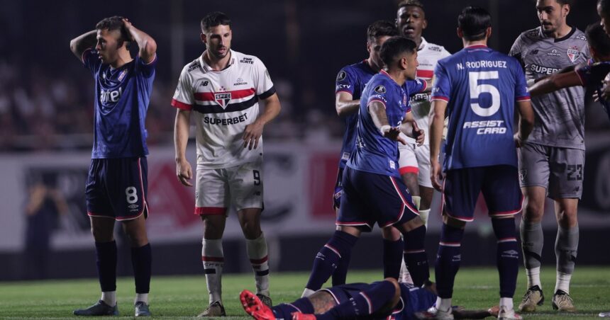 murio-juan-izquierdo,-el-futbolista-uruguayo-que-se-desplomo-en-un-partido-por-la-copa-libertadores-en-brasil