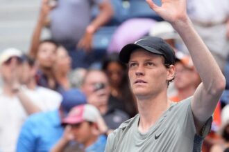 Jannik Sinner puso primera en el US Open y lanzó una picante respuesta tras las críticas de Kyrgios y Djokovic por el doping