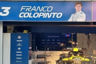 Franco Colapinto, a la Fórmula 1: el increíble error en el cartel del box de Williams y el piloto que primero lo siguió tras la noticia