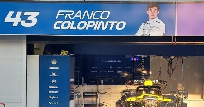 franco-colapinto,-a-la-formula-1:-el-increible-error-en-el-cartel-del-box-de-williams-y-el-piloto-que-primero-lo-siguio-tras-la-noticia