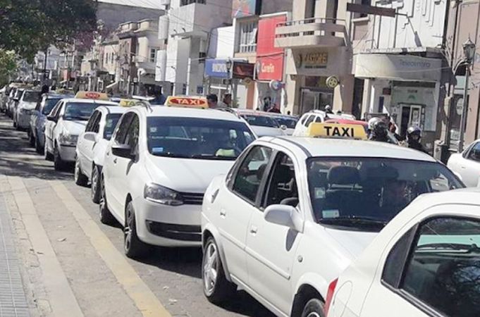 taxistas-y-remiseros-piden-derogacion-de-la-ordenanza-que-legaliza-las-aplicaciones-de-pasajeros.